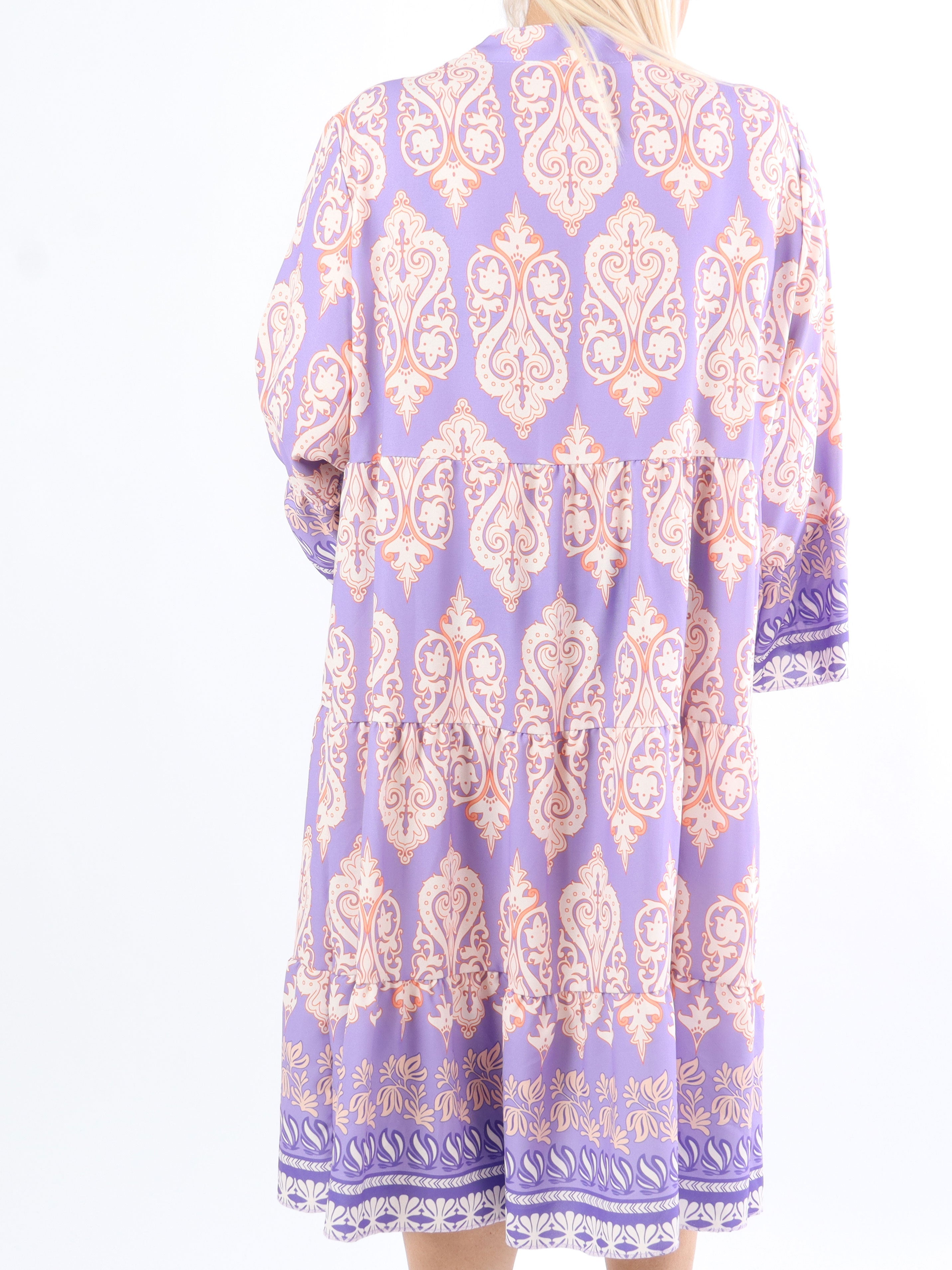 Vigdis - Söt mönstrad plus size-klänning i lager på lager-look